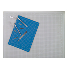 Both transparent and blue options shown; scalpel handles and blades not included