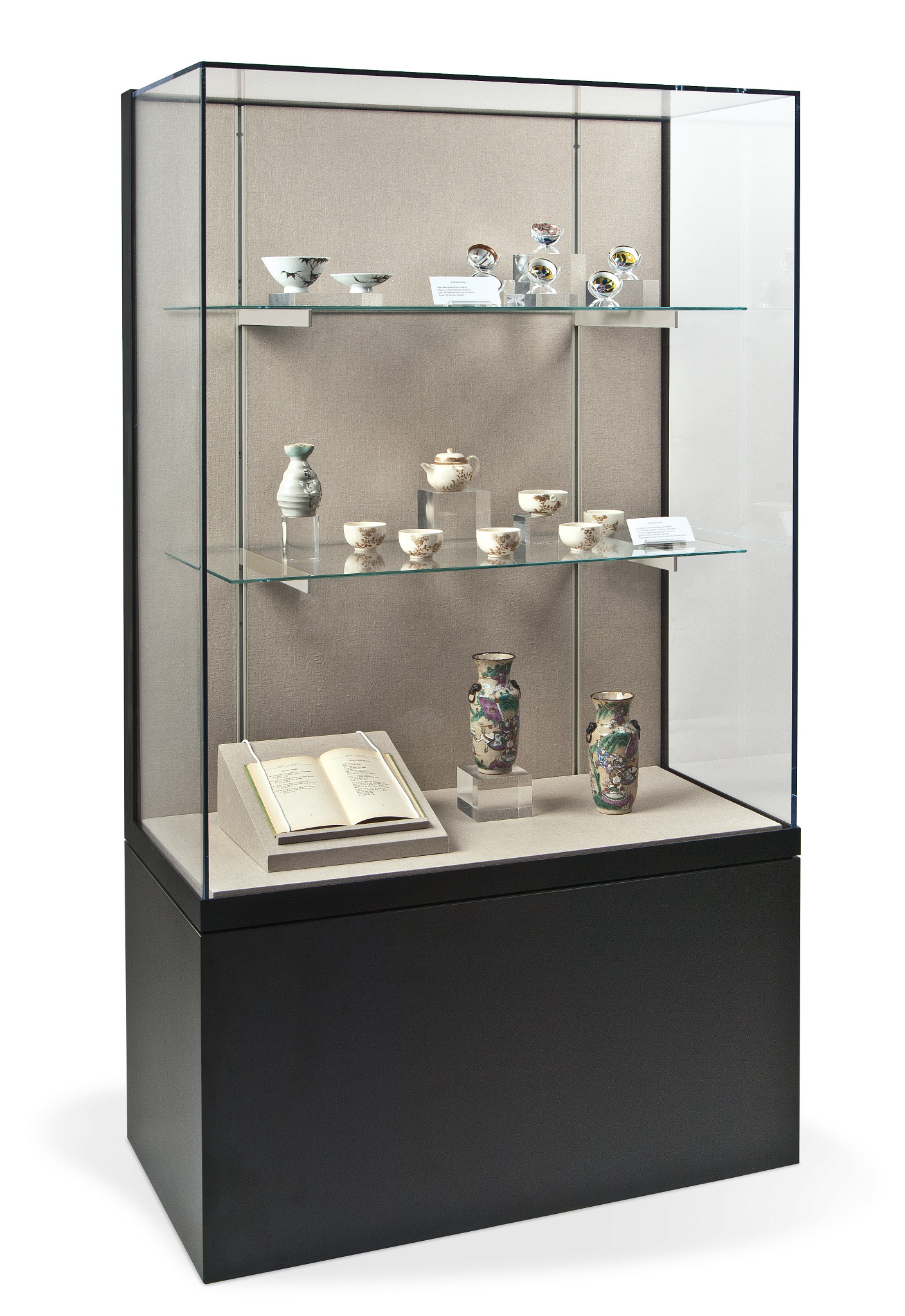 Gaylord Archival® Metro Gramercy Floor-Standing Wall Museum Case